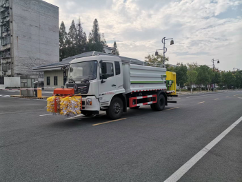 東風(fēng)天錦護欄清洗灑水防撞緩沖車